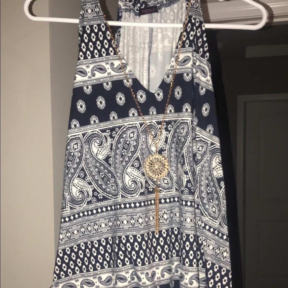 Sleeveless Blouse with Accessory